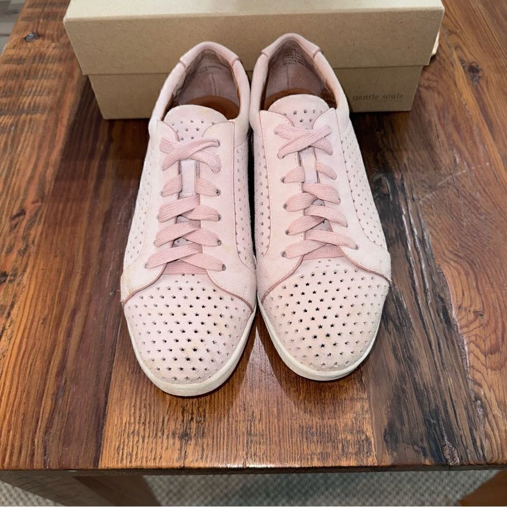 Gentle Souls by Kenneth Cole “Haddie” perforated star suede lace up sneakers 7.5